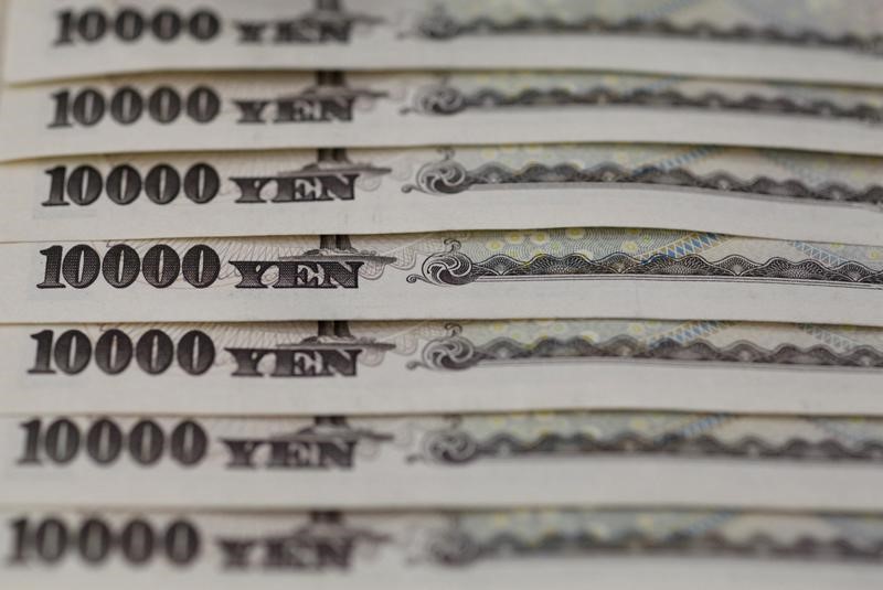 © Reuters. Japanese 10,000 yen notes line up in Tokyo, in this picture illustration