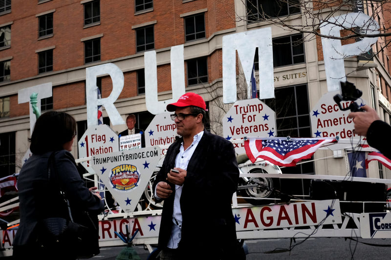 © Reuters. Rob Cortis of Detroit, Michigan talks with a passerby after parking his modified Trump Unity Bridge trailer in downtown Washington