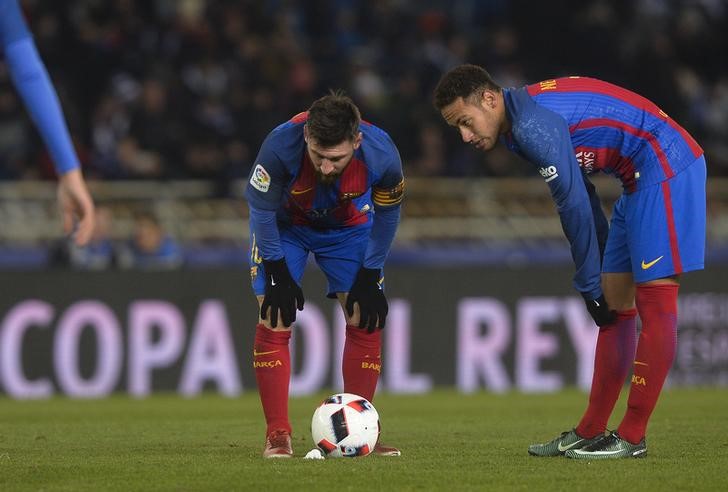 © Reuters. Barça y Atleti allanan el camino a las semifinales de la Copa