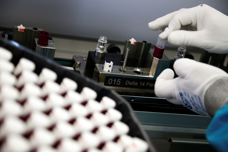 © Reuters. FILE PHOTO: An employee assembles an injection-pen for the diabetes drug Lyxumia at a manufacturing site of French drugmaker Sanofi in Frankfurt