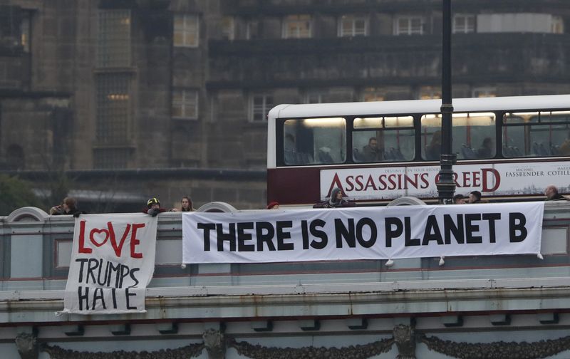 © Reuters. Demonstrators hang a banner at North Bridge during a protest against the inauguration of Donald Trump as U.S. President, in Edinburgh