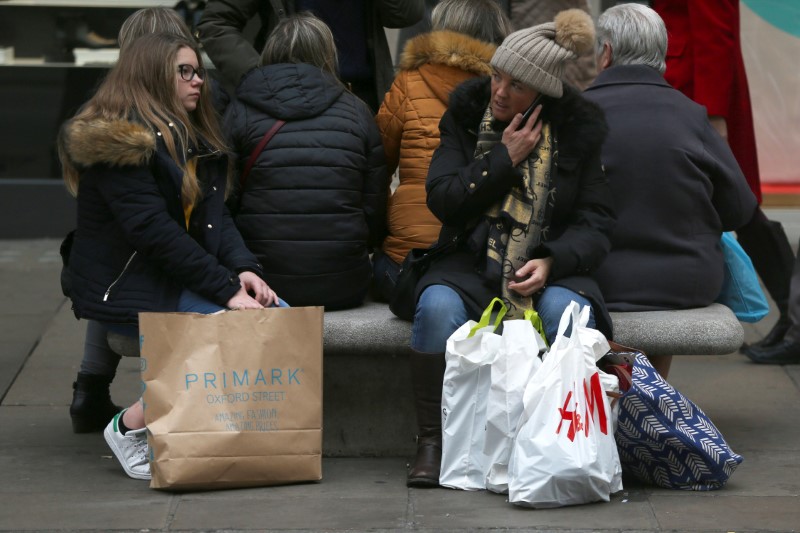 © Reuters. مبيعات التجزئة البريطانية تهبط في ديسمبر لكنها تظل قوية في الربع/4