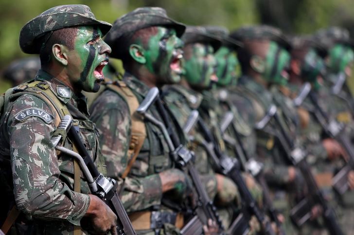 © Reuters. Soldados do Exército durante treinamento na fronteira com a Colômbia