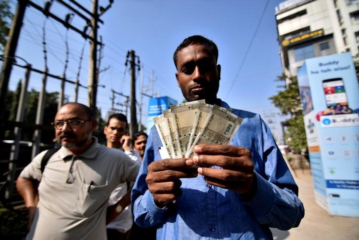 © Reuters. A man shows the new 500 Indian rupee banknotes after withdrawing them from an ATM in Guwahati