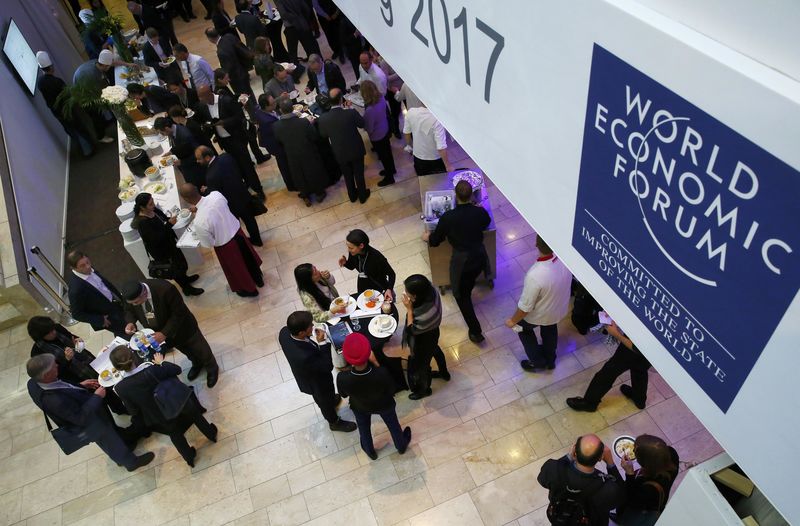 © Reuters. Attendees take a lunch break during the WEF annual meeting in Davos