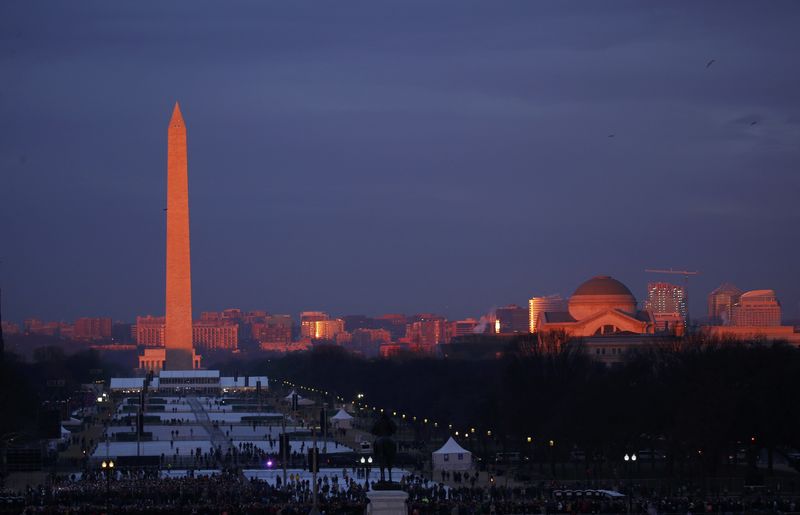 © Reuters. People gather in the early morning on the National Mall prior to Trump inauguration  in Washington