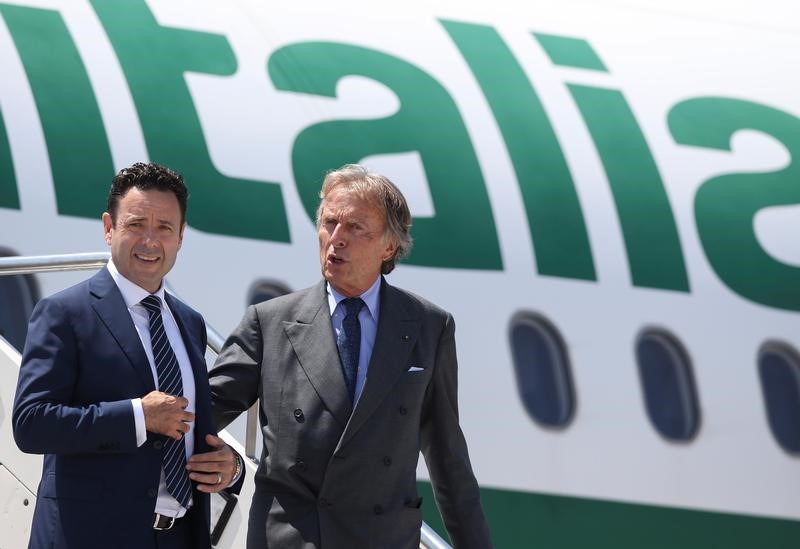 © Reuters. Il presidente di Alitalia Luca Cordero di Montezemolo (a destra) e l'amministratore delegato Cramer Ball a Fiumicino