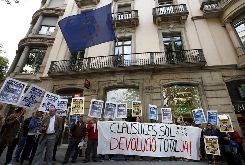 © Reuters. España aprueba una ley para fijar un marco negociador sobre cláusulas suelo