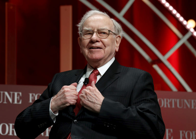 © Reuters. FILE PHOTO - Warren Buffett chairman and CEO of Berkshire Hathaway prepares to speak in Washington
