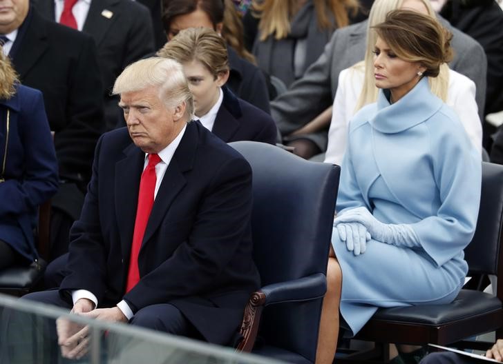 © Reuters. Melania e Trump em cerimônia nos EUA