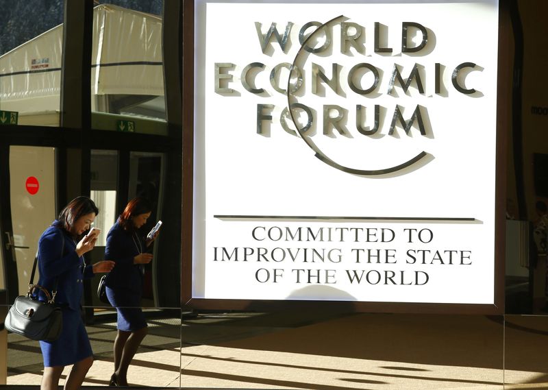 © Reuters. An attendee arrives in the Congress Hall during the WEF annual meeting in Davos