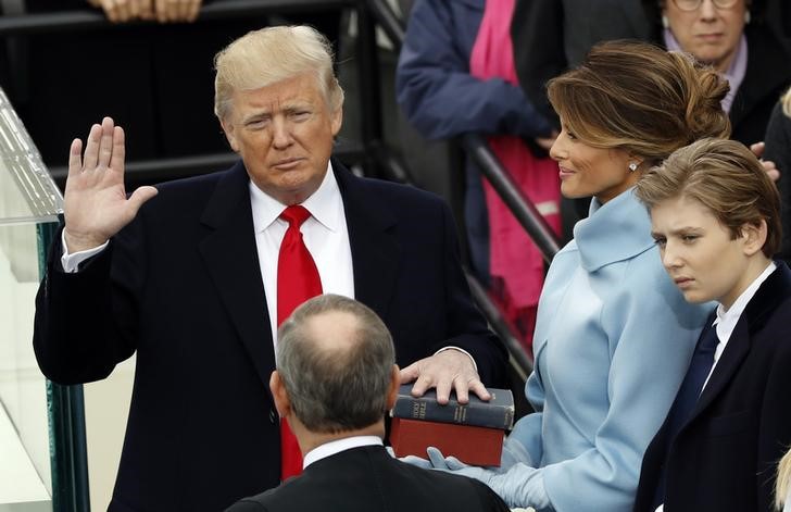 © Reuters. Donald Trump takes the oath of office with his wife Melania and son Barron at his side, during his inauguration at the U.S. Capitol in Washington