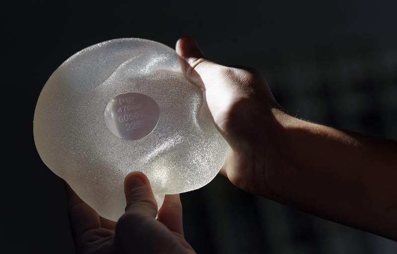 © Reuters. Tribunal francés condena firma alemana a indemnizaciones por implantes mamarios defectuosos