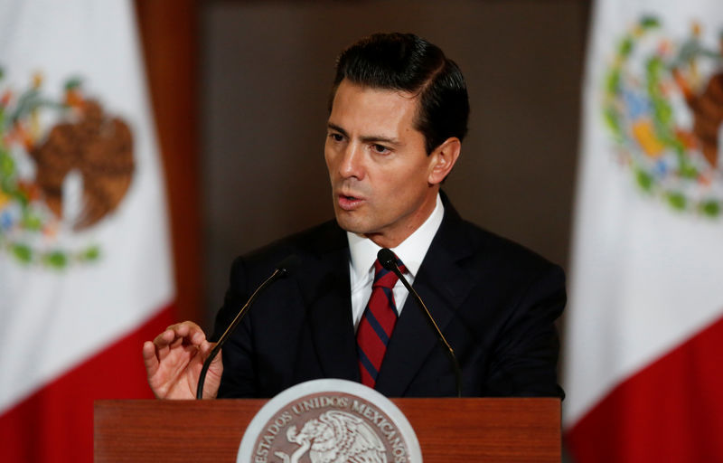© Reuters. Mexico's President Enrique Pena Nieto speaks to the audience during a meeting with members of the Diplomatic Corps in Mexico City, Mexico