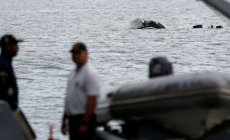 © Reuters. Equipes de resgate trabalham em área onde caiu avião em Paraty