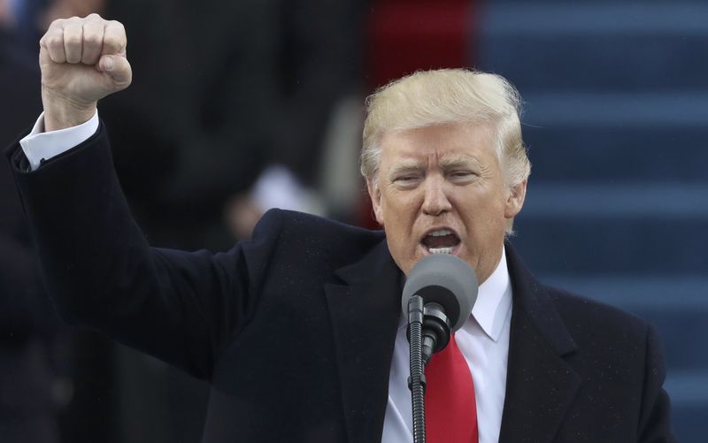 © Reuters. Newly inaugurated U.S. President Donald Trump pumps his fist at the conclusion of his inaugural address during ceremonies swearing him in as the 45th president of the United States on the West front of the U.S. Capitol in Washington