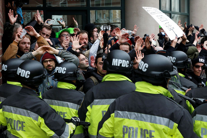 © Reuters. Protesters demonstrating against U.S. President Trump are surrounded by police on sidelines of inauguration in Washington