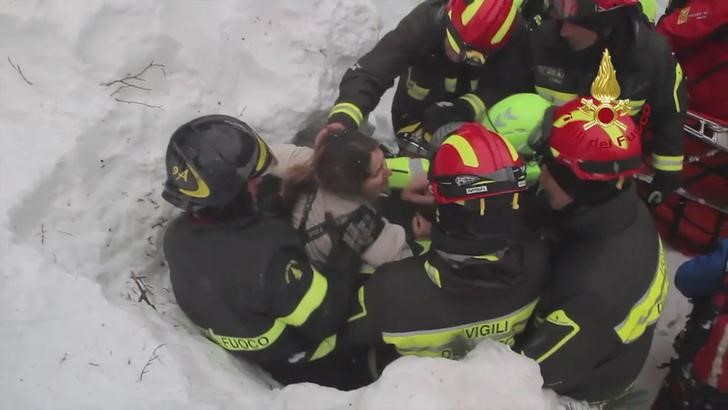 © Reuters. Bombeiros retiram sobrevivente no Hotel Rigopiano, na Itália, após avalanche