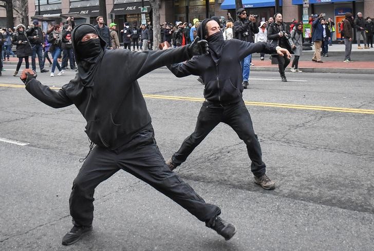 © Reuters. Manifestantes atiram pedras contra a polícia em protesto em Washington