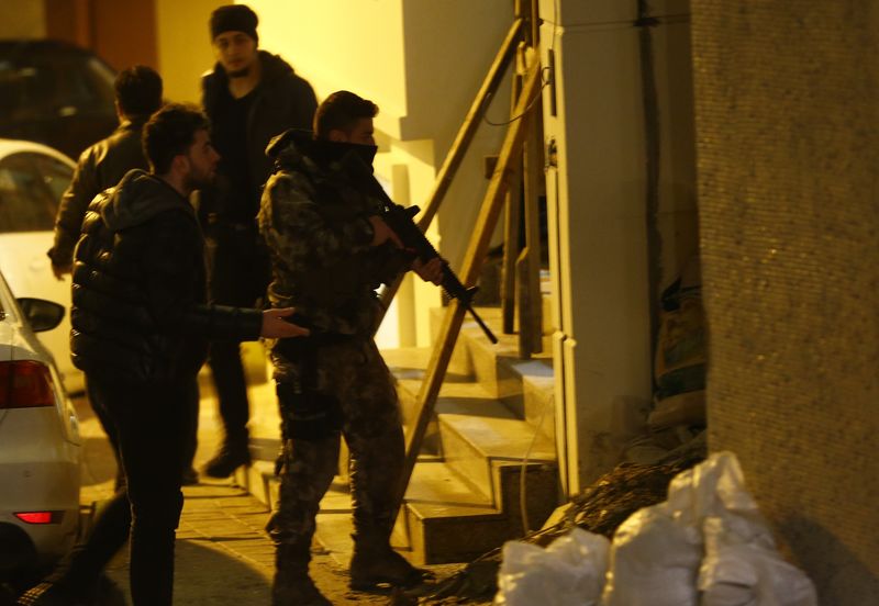 © Reuters. Members of police special forces take part in an operation near the police headquaters after an attack in Istanbul