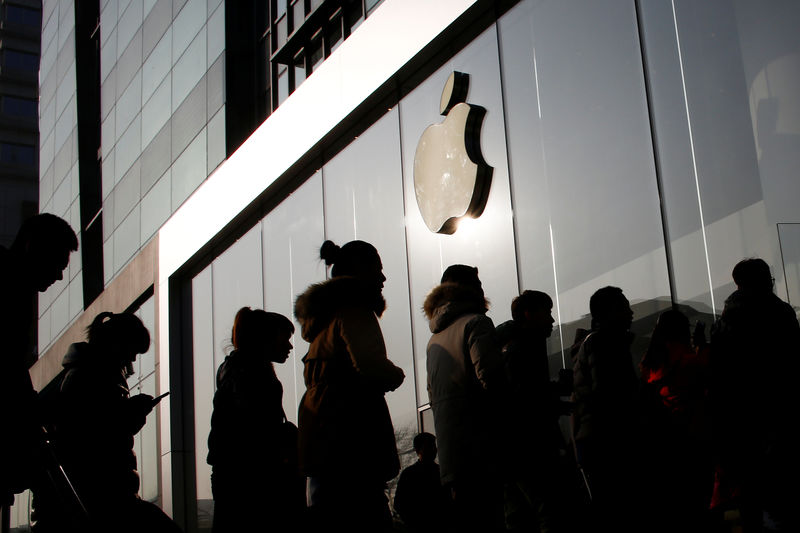 © Reuters. People line up at an Apple store shortly before it opens in Beijing
