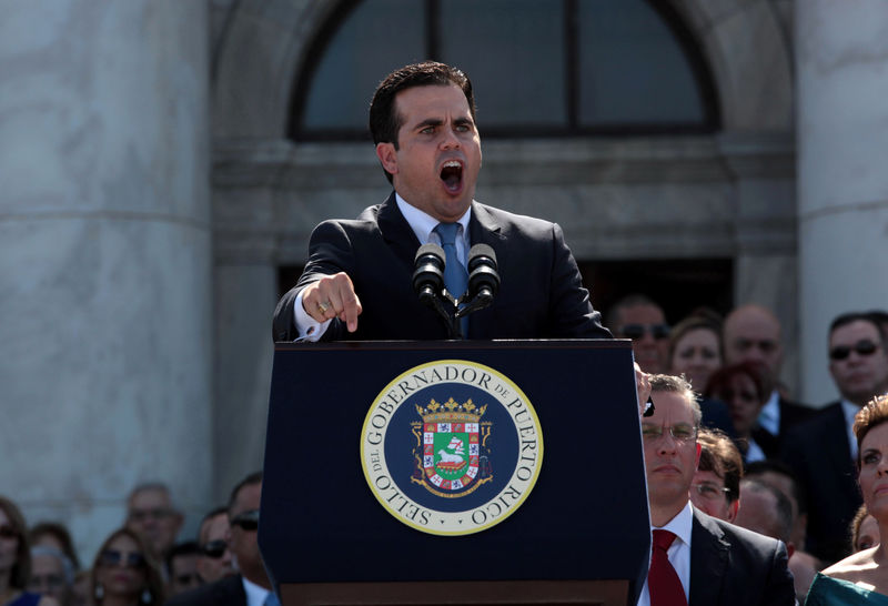 © Reuters. Puerto Rico's new governor Ricardo Rossello addresses the audience during his swear-in ceremony outside the Capitol in San Juan