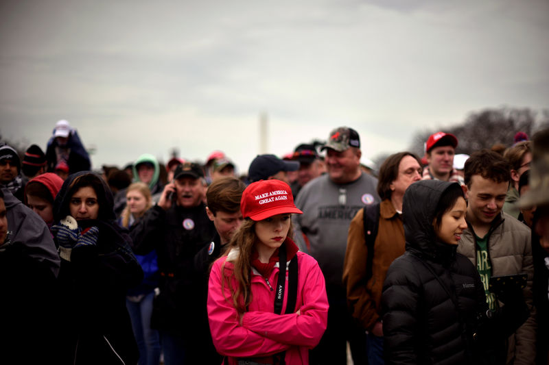 © Reuters. The crowd on the National Mall reacts during the inauguration of U.S. President Donald Trump in Washington