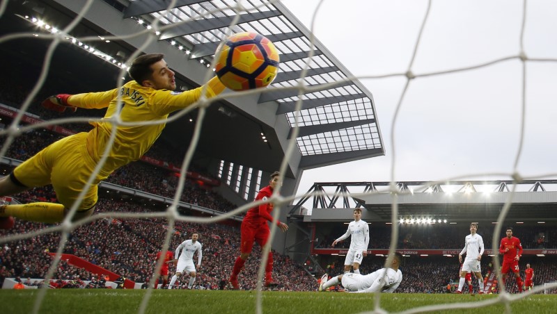 © Reuters. Liverpool's Roberto Firmino scores their first goal
