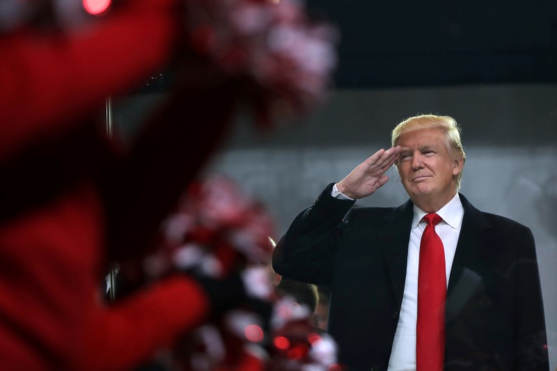 © Reuters. U.S. President Donald Trump salutes participants during the inaugural parade in Washington