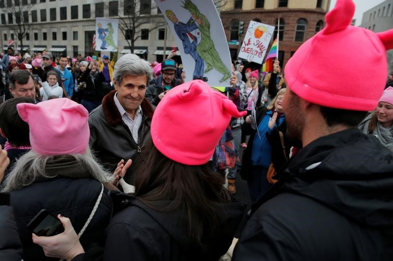 © Reuters. Former U.S. Secretary of State John Kerry walks to join the Women's March on Washington, after the inauguration of U.S. President Donald Trump, in Washington