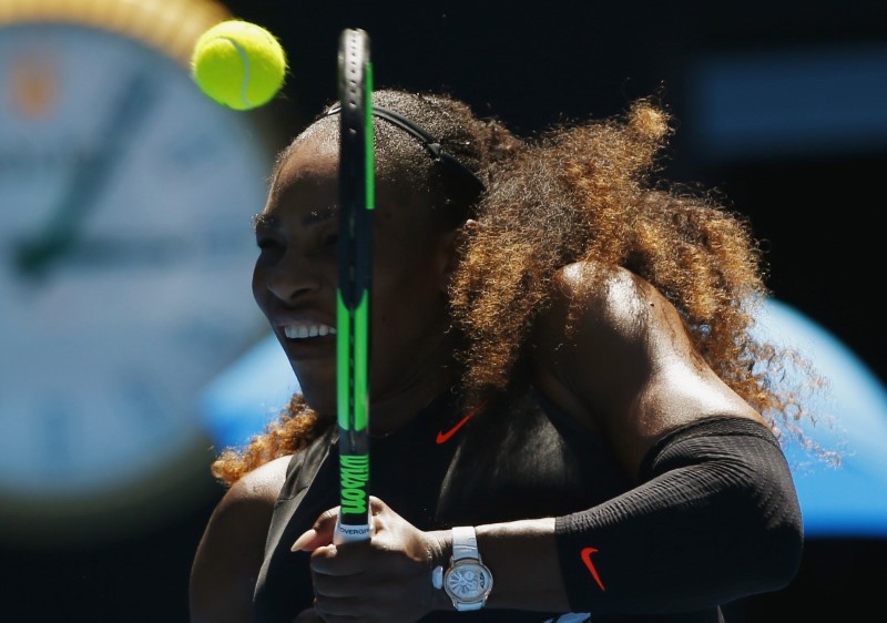 © Reuters. La tenista estadounidense Serena Williams remata una pelota durante su partido en tercera ronda del Abierto de Australia contra su compatriota Nicole Gibbs