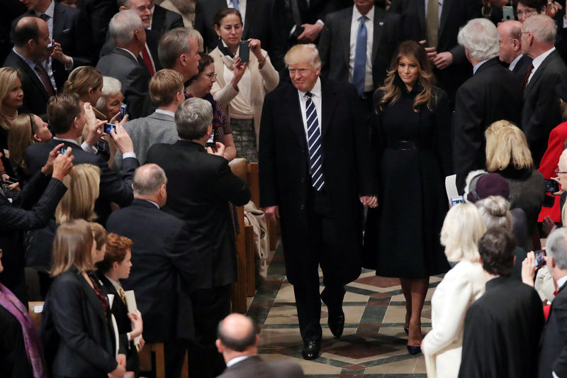 © Reuters. El presidente de Estados Unidos, Donald Trump, y la primera dama, Melania Trump, llegan a una misa en la Catedral Nacional, en Washington, D.C.