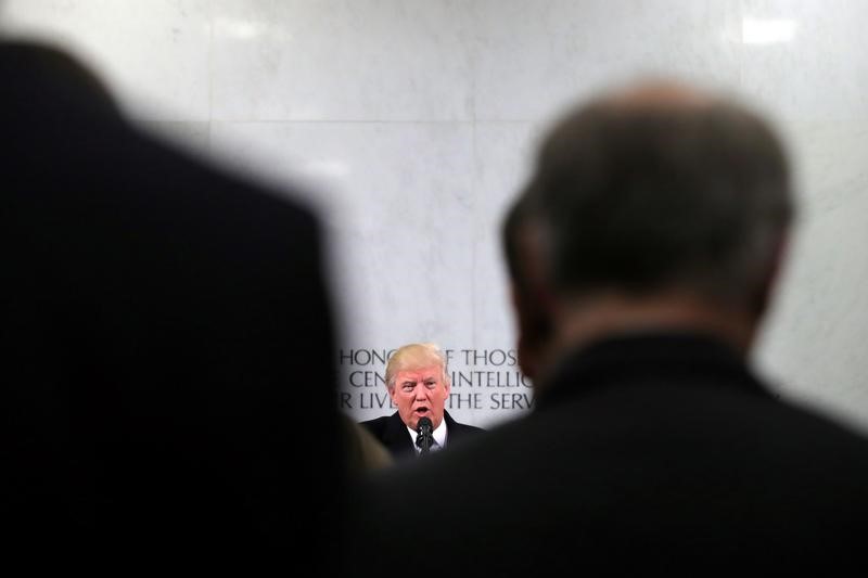 © Reuters. U.S. President Donald Trump delivers remarks during a visit to the Central Intelligence Agency in Langley, Virginia