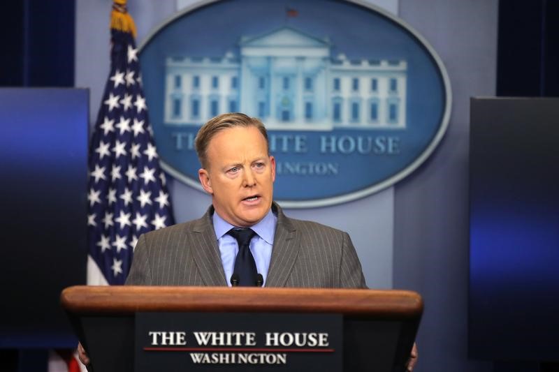 © Reuters. Press Secretary Sean Spicer deliver an statement at the press briefing room at the White House in Washington U.S.