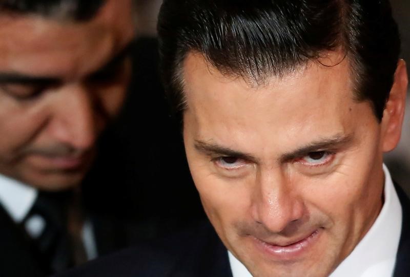 © Reuters. Mexico's President Enrique Pena Nieto speaks gestures during a meeting with members of the diplomatic corps in Mexico City, Mexico