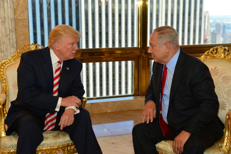 © Reuters. Israeli Prime Minister Benjamin Netanyahu (R) speaks to Republican U.S. presidential candidate Donald Trump during their meeting in New York