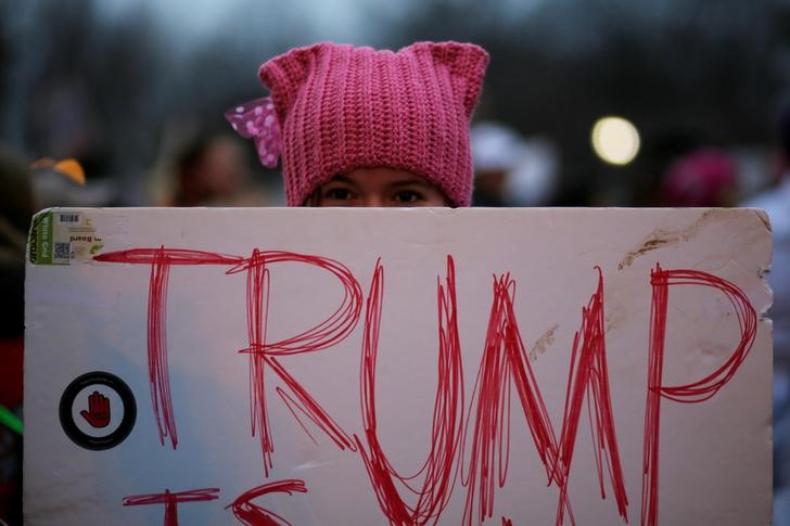 © Reuters. A woman wearing pink pussy protest hat poses for a photograph during the Women's March on Washington, following the inauguration of U.S. President Donald Trump, in Washington