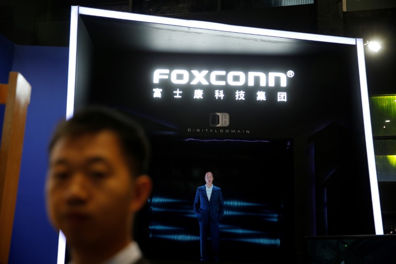 © Reuters. FILE PHOTO Founder and chairman of Taiwan's Foxconn Technology Terry Gou is shown on a screen during the third annual World Internet Conference in Wuzhen town of Jiaxing