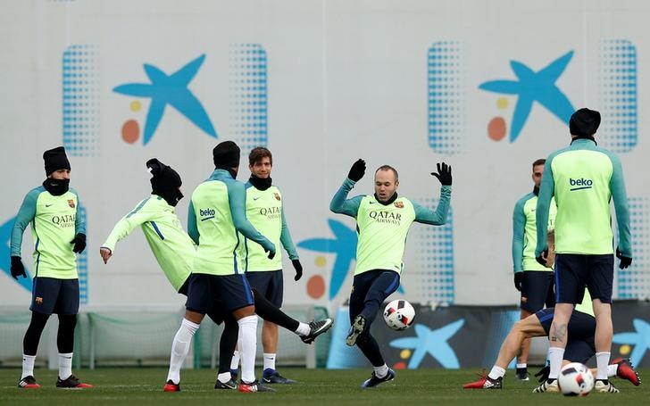 © Reuters. Las frecuentes lesiones de Iniesta, un problema para el Barça de Luis Enrique