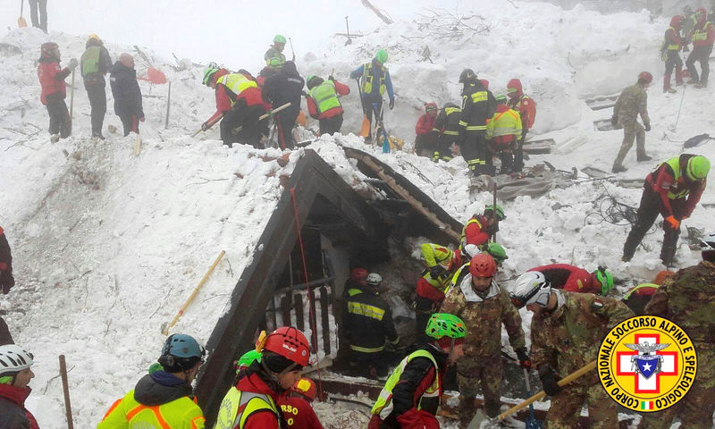 © Reuters. Rescue workers search around the Hotel Rigopiano in Farindola, central Italy
