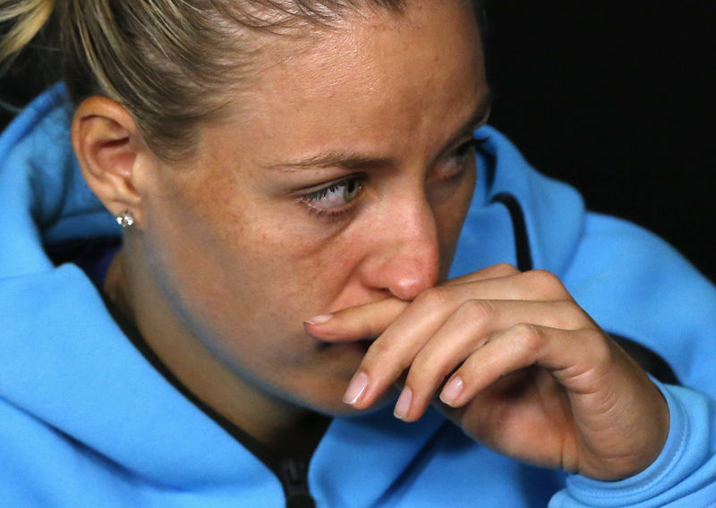 © Reuters. Kerber es eliminada por Vandeweghe, que se enfrentará a Muguruza en cuartos en Australia