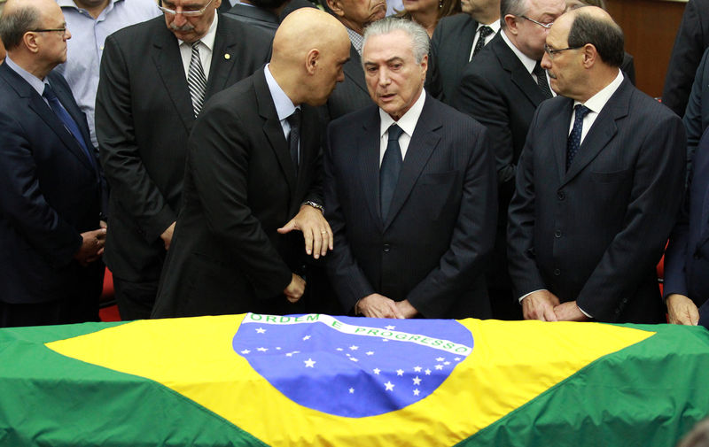 © Reuters. Presidente Michel Temer ouve ministro da Justiça, Alexandre de Moraes durante velório de ministro do STF Teori Zavascki