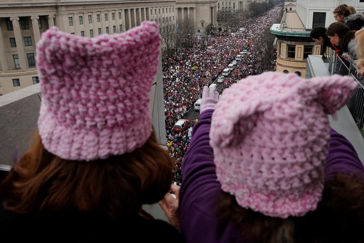 © Reuters. Mulheres usando chapéus rosa protestam contra posse de Donald Trump como presidente dos EUA, em Washington