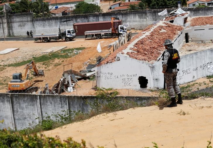 © Reuters. Trabalhadores colocam contêiner para separar duas facções rivais em prisão de Alcaçuz, em Natal