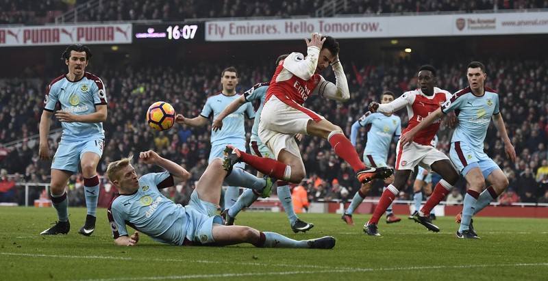 © Reuters. Arsenal's Laurent Koscielny is fouled by Burnley's Ben Mee in the area resulting in a penalty to Arsenal