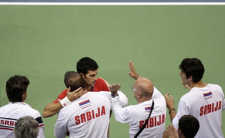 © Reuters. Imagen de archivo del tenista serbio Novak Djokovic tras la final de la Copa Davis en Belgrado