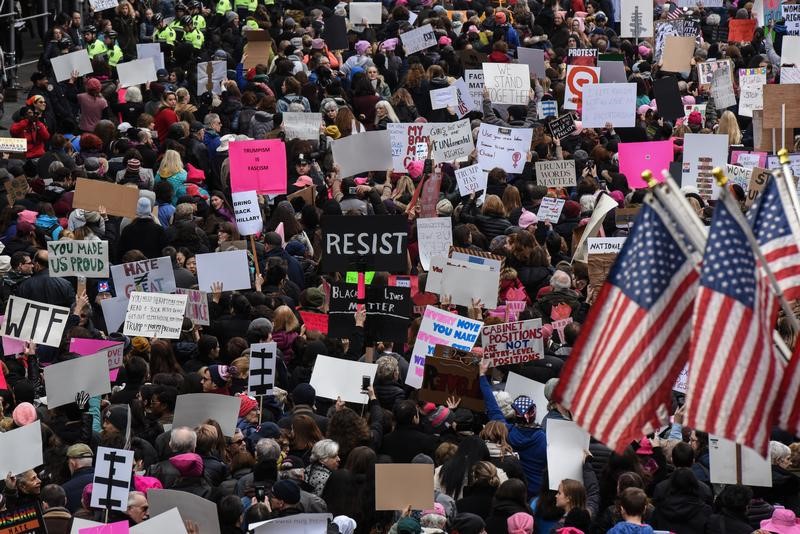 © Reuters. People participate in a Women's March to protest against U.S. President Donald Trump in New York City