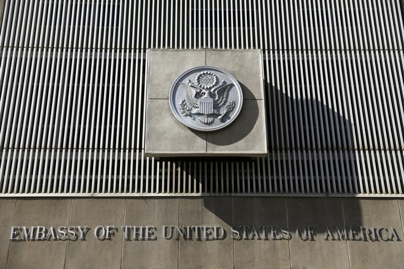 © Reuters. FILE PHOTO - The front of the U.S. embassy is seen in Tel Aviv