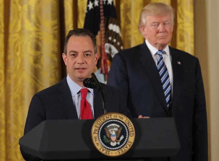 © Reuters. El presidente de Estados Unidos Donald Trump de pie detrás del jefe de gabinete Reince Priebus luego de la toma de juramento del personal en la Casa Blanca en Washington