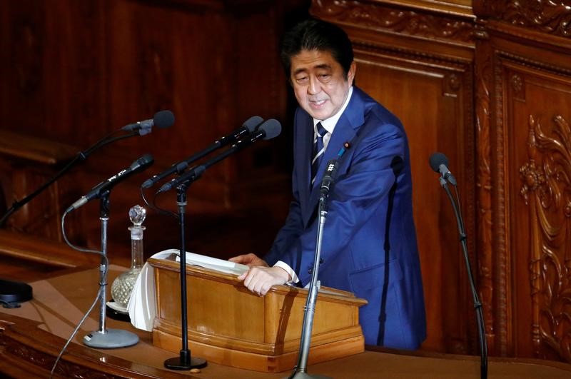 © Reuters. Japan's Prime Minister Shinzo Abe makes a policy speech at the start of  the ordinary session of parliament in Tokyo